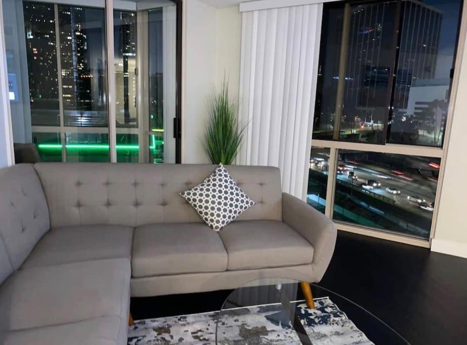Big Comfy 2 Bedrooms 2 Baths Unit In Downtown La! *
